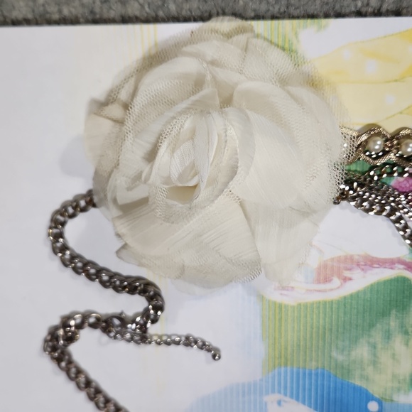 Multistrand assymetrical floral faux pearl chain neckalace - Picture 2 of 4